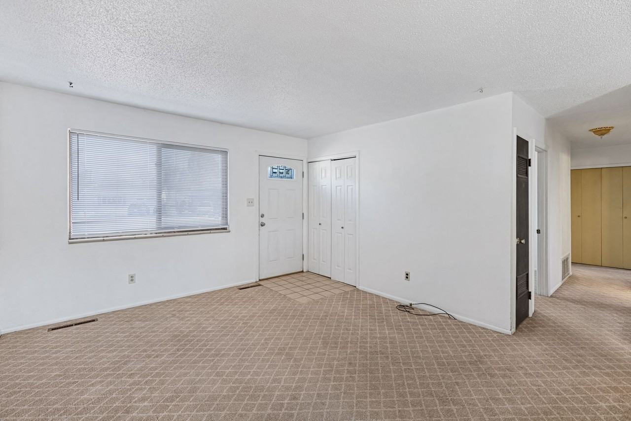2436 Launcelot Ct - Photo 4 of 20