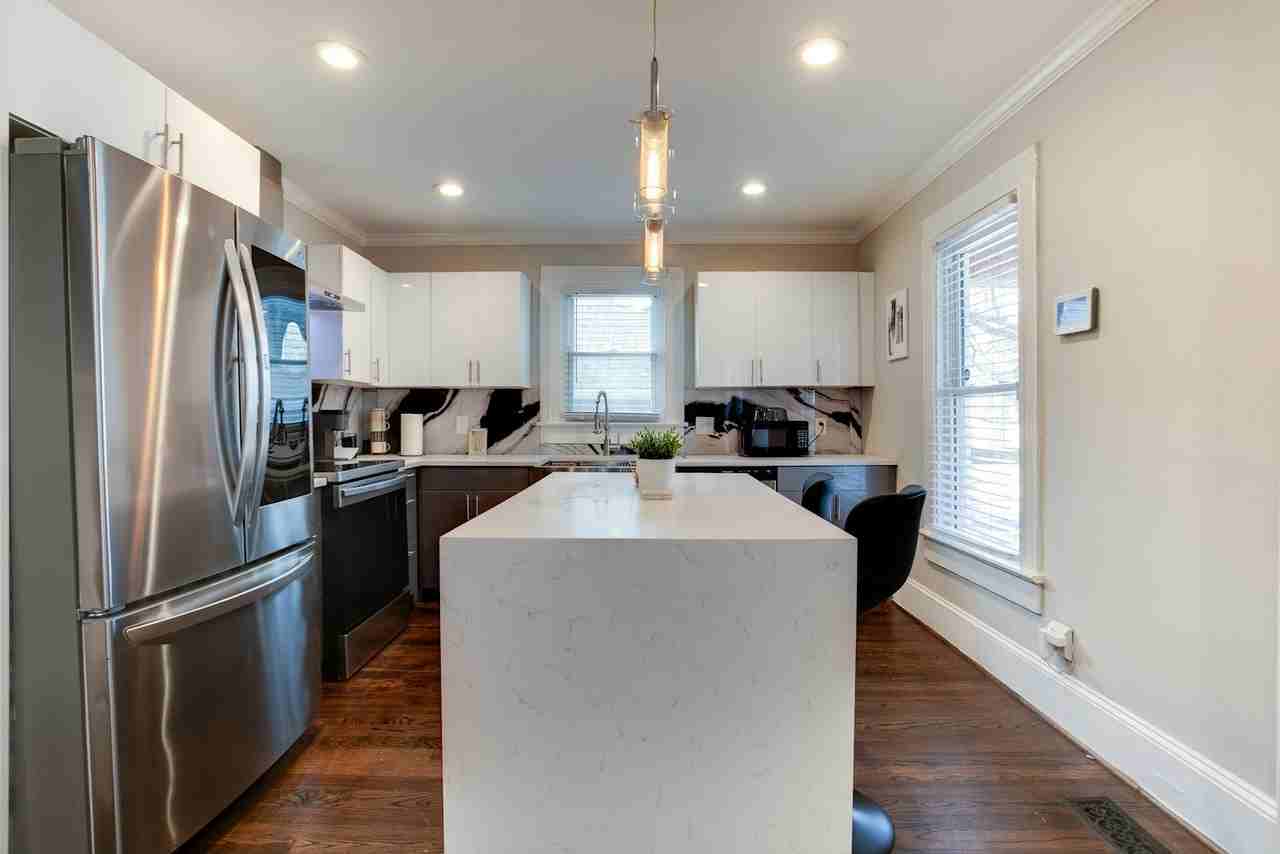 1044 Sims St. SW - Photo 2 of 6