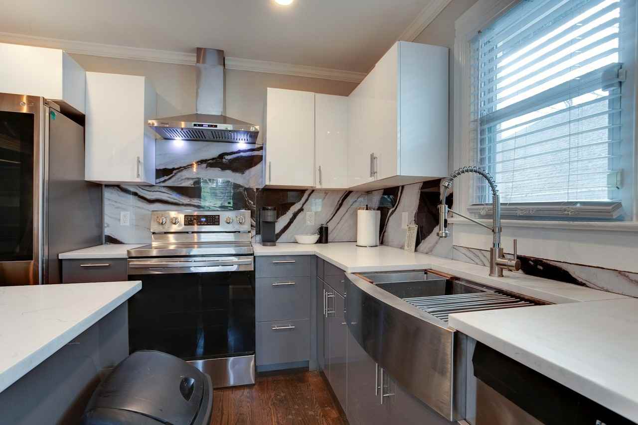 1044 Sims St. SW - Photo 3 of 6