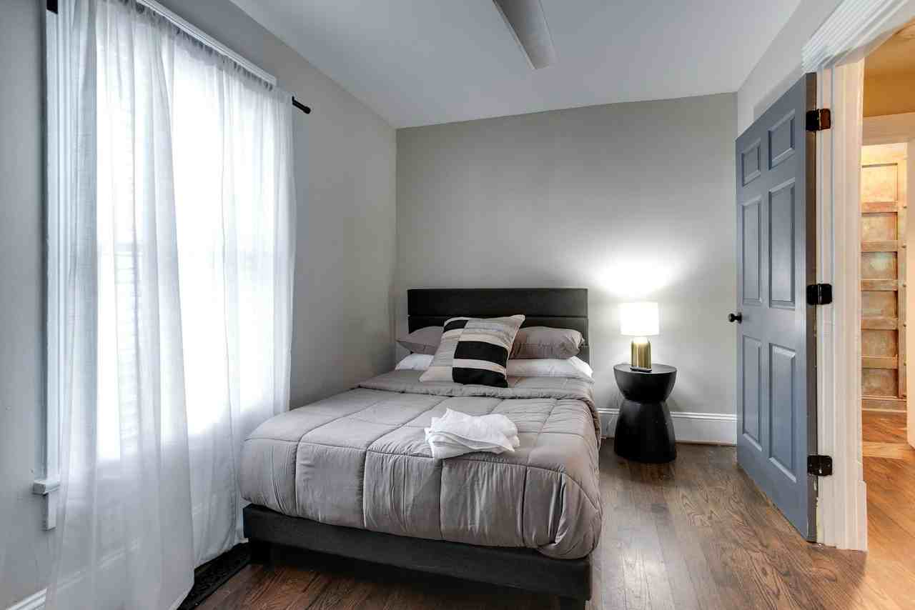 1044 Sims St. SW - Photo 4 of 6