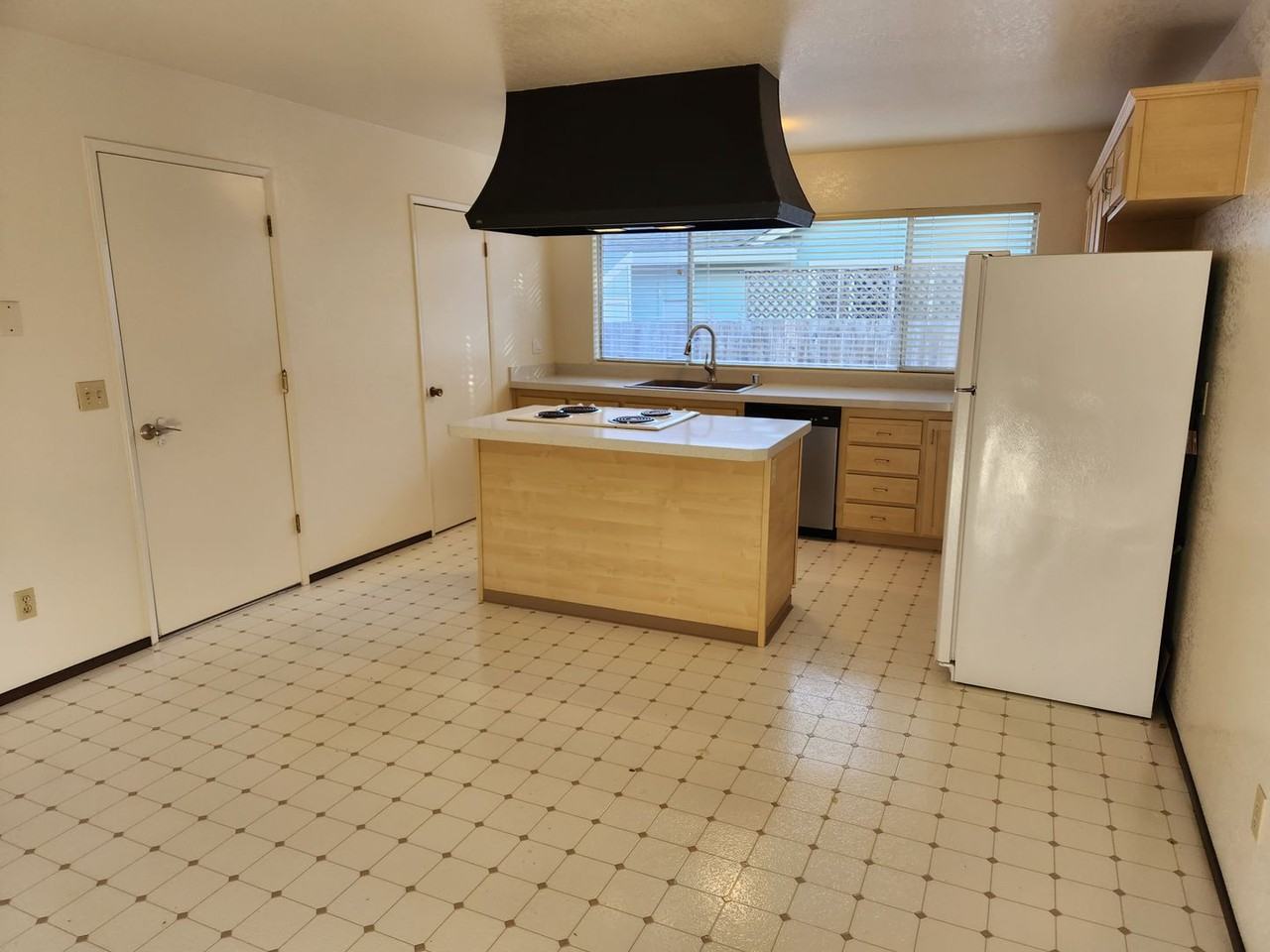 5345 Eagan Ct - Photo 2 of 14