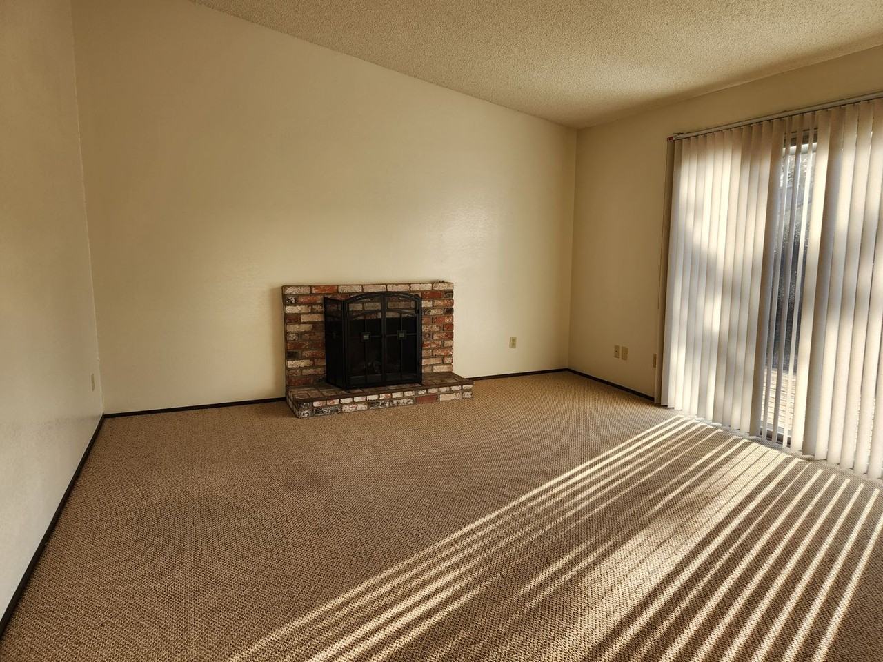 5345 Eagan Ct - Photo 3 of 14