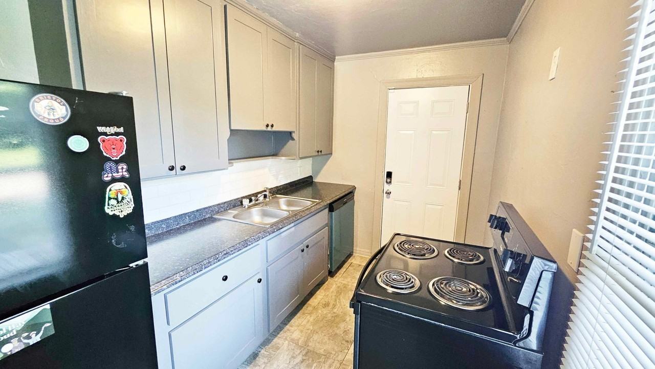 2012 Ne 19th St - Photo 6 of 11