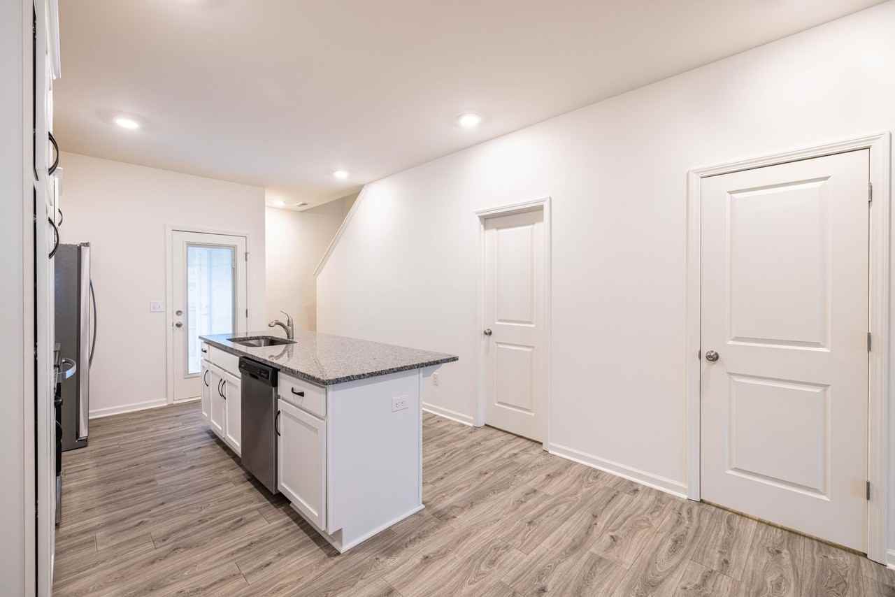 451 Kinnerton Pl - Photo 5 of 20