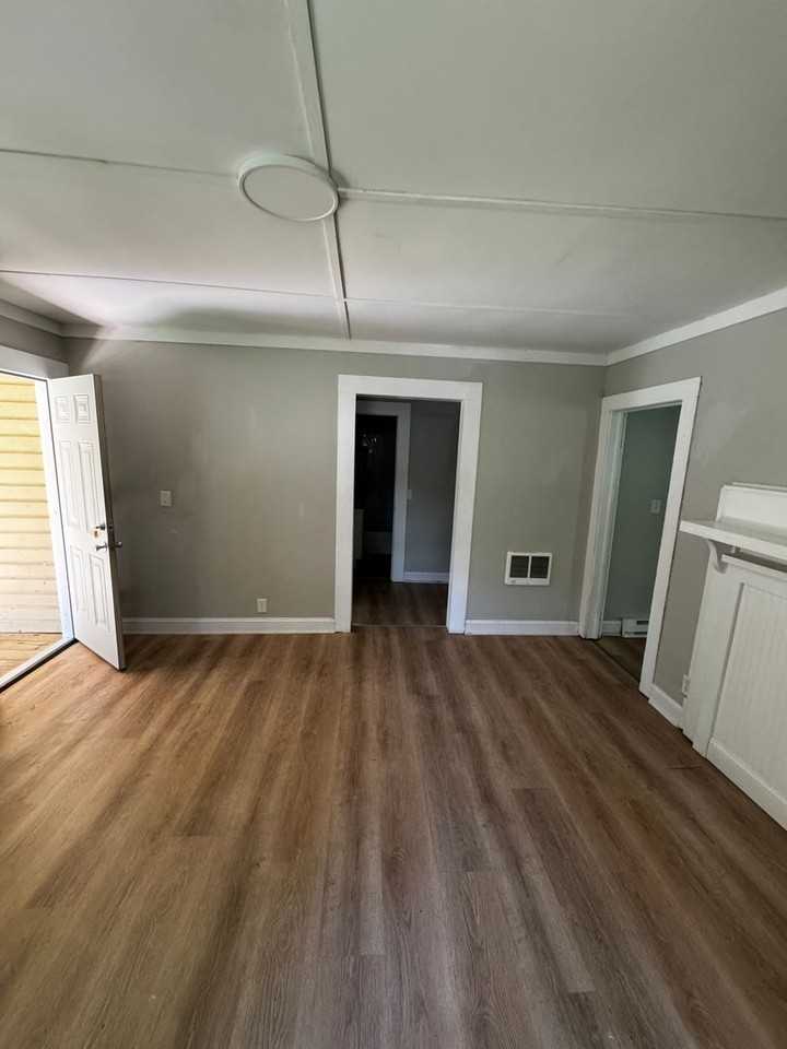 205 Duke St - Photo 4 of 18