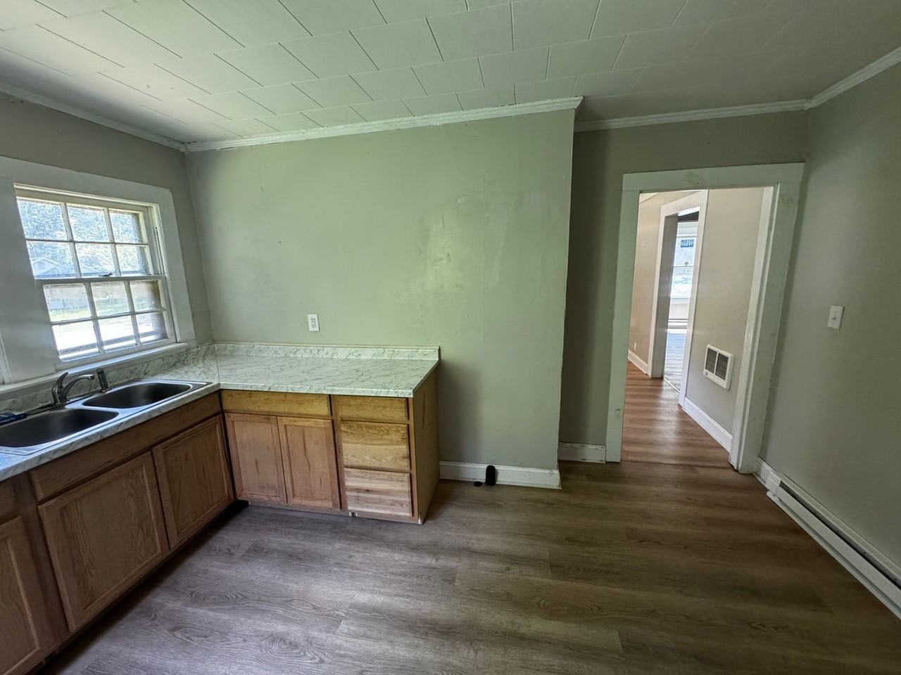 205 Duke St - Photo 6 of 18