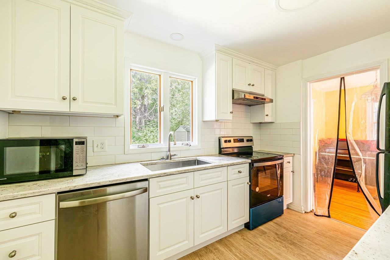 58 Stanford Rd W - Photo 5 of 19