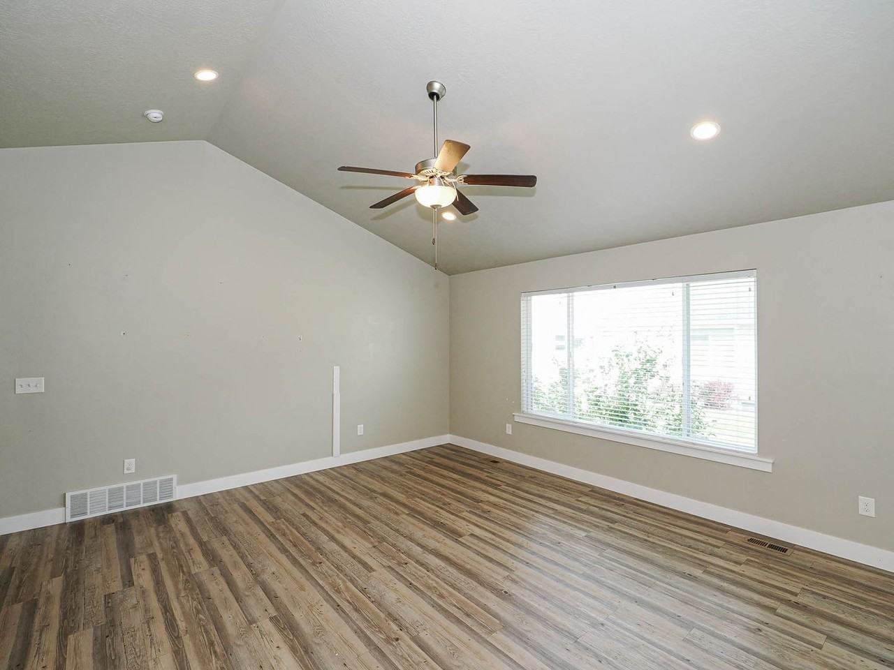 662 W Charlotte St - Photo 3 of 32