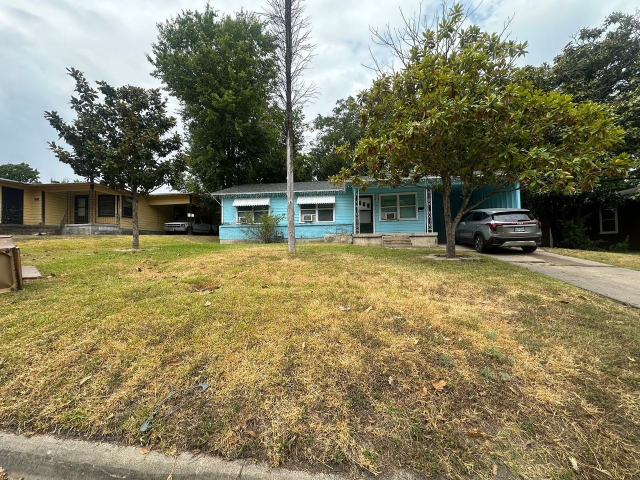 704 S 32nd St - Photo 3 of 13