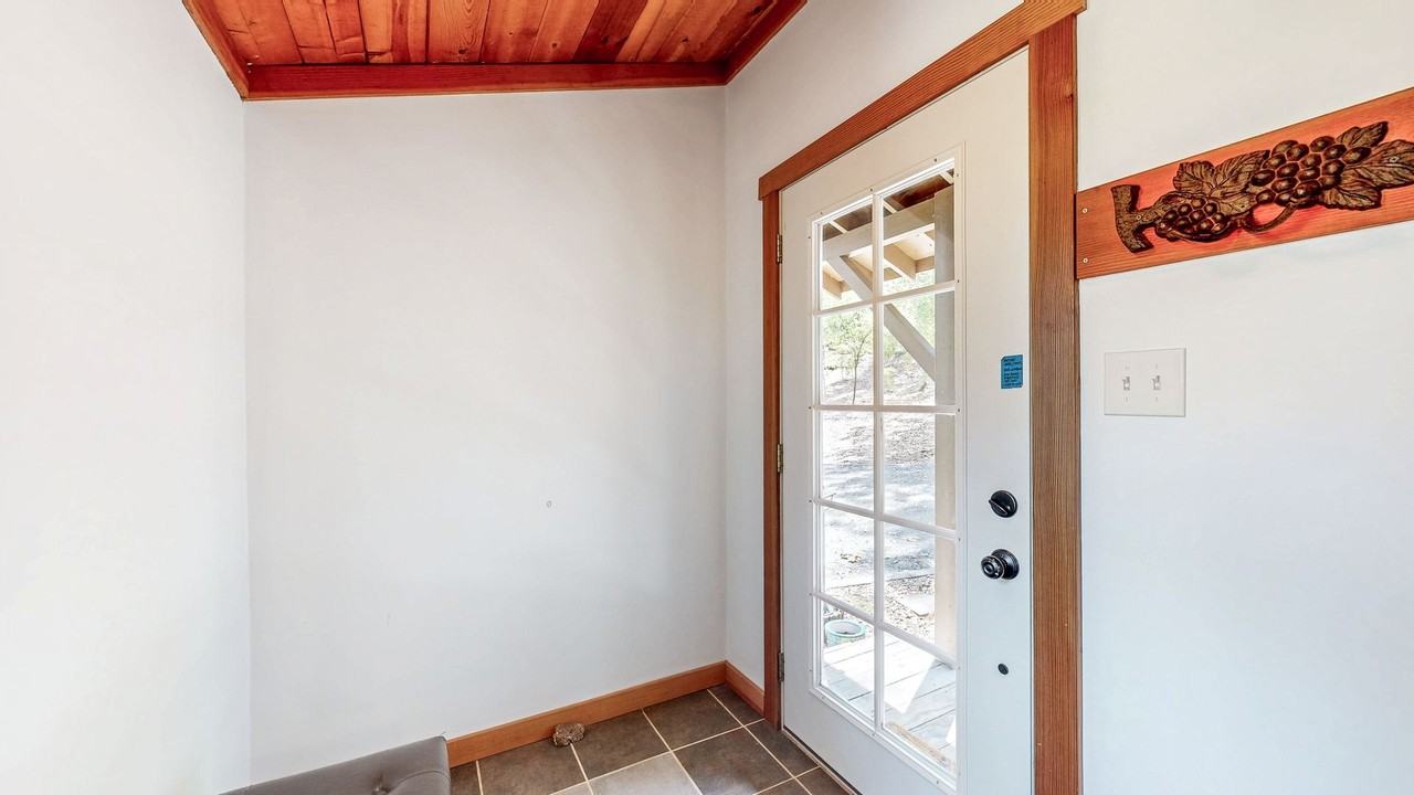 1250 Bentley Dr - Photo 4 of 50