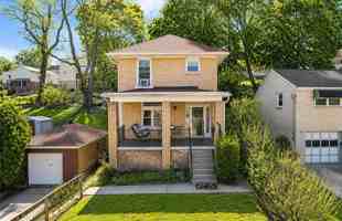 featured image of 2219 Edgebrook Ave