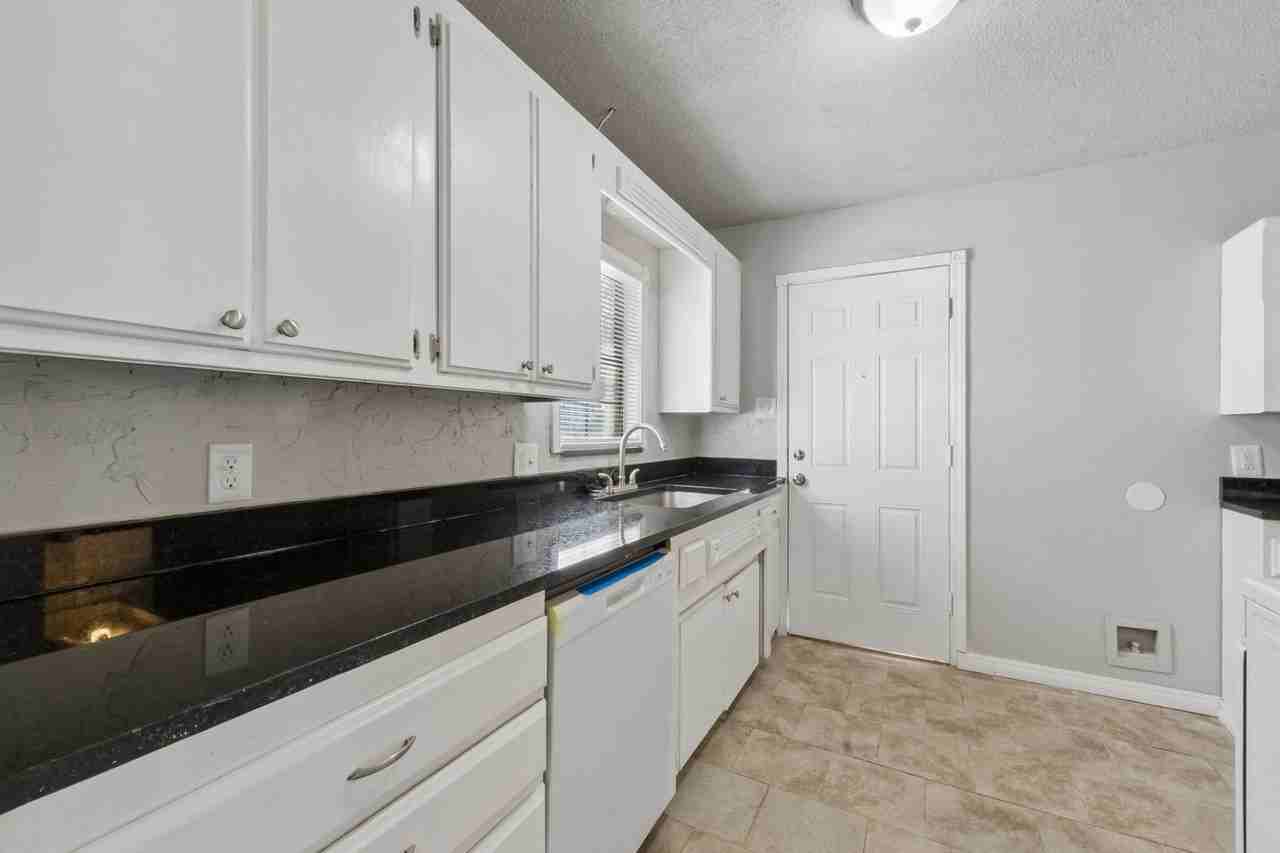 224 E Myrtle Ln - Photo 3 of 11