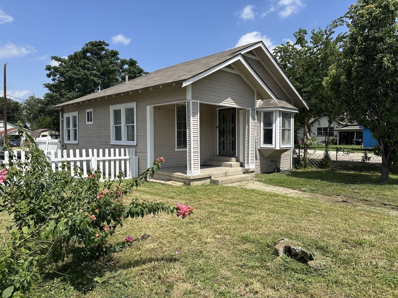 2331 S Hackberry St #NA - Photo 3 of 14