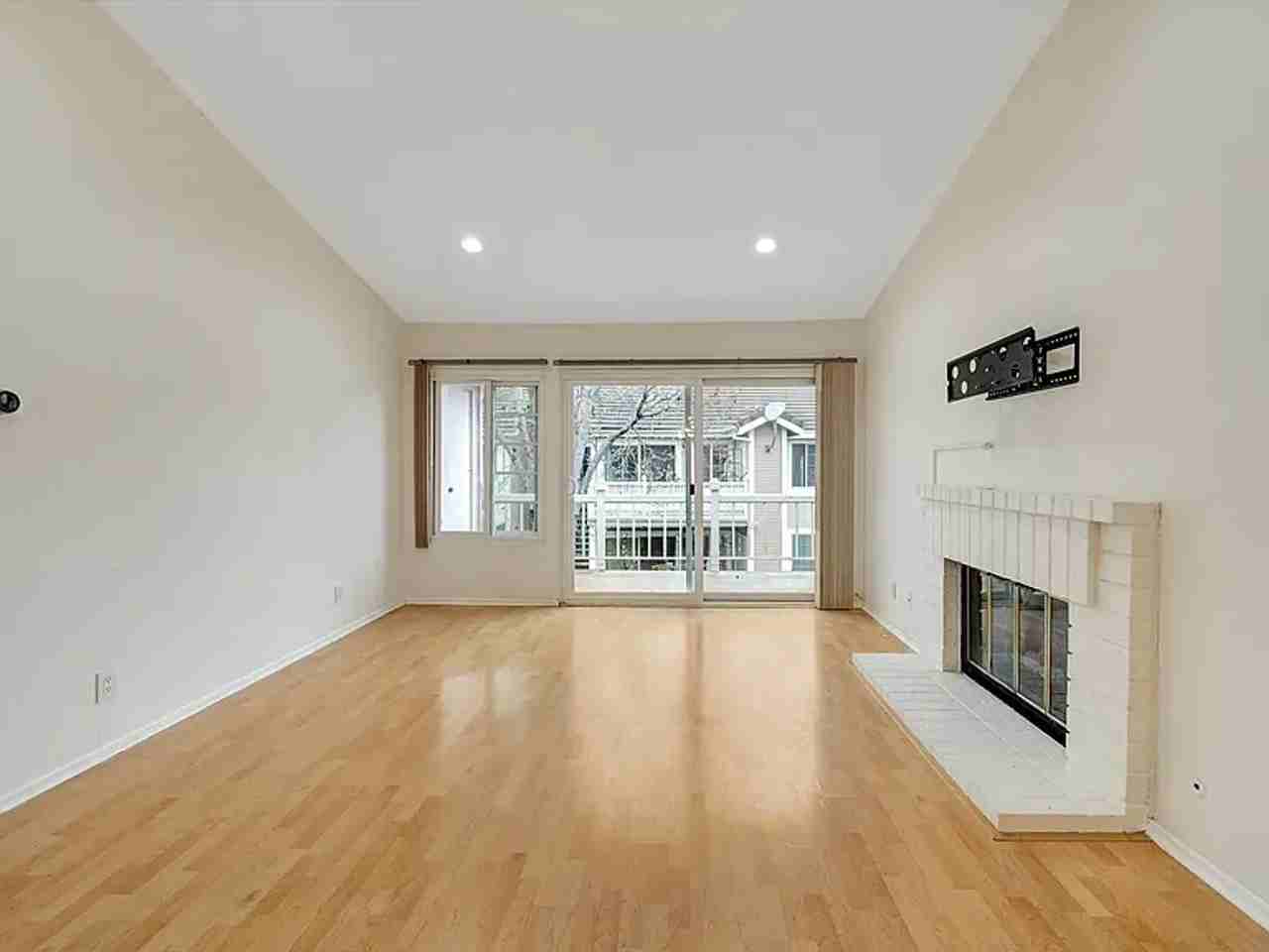 3867 Thorncroft Ln #H - Photo 7 of 28