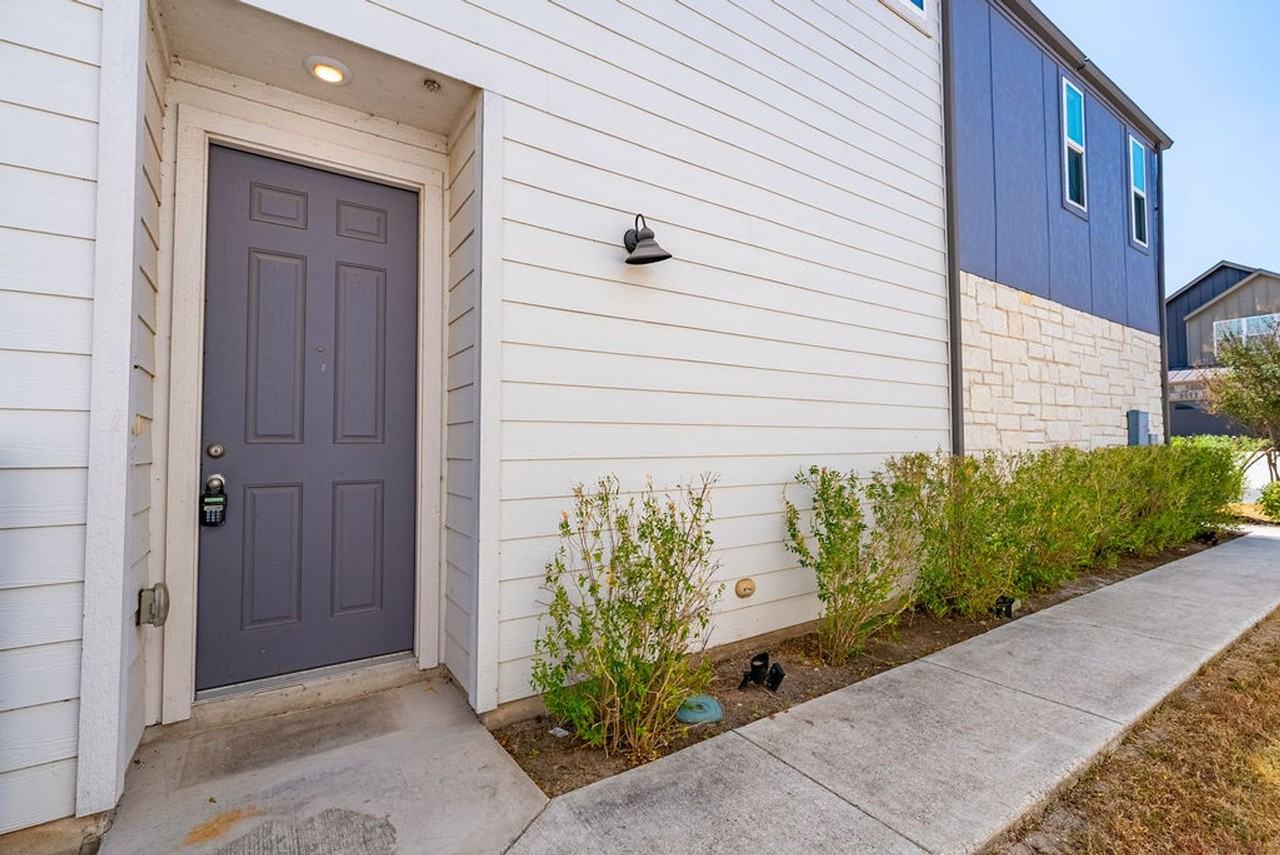 7400 Travertine Spring Dr - Photo 3 of 32