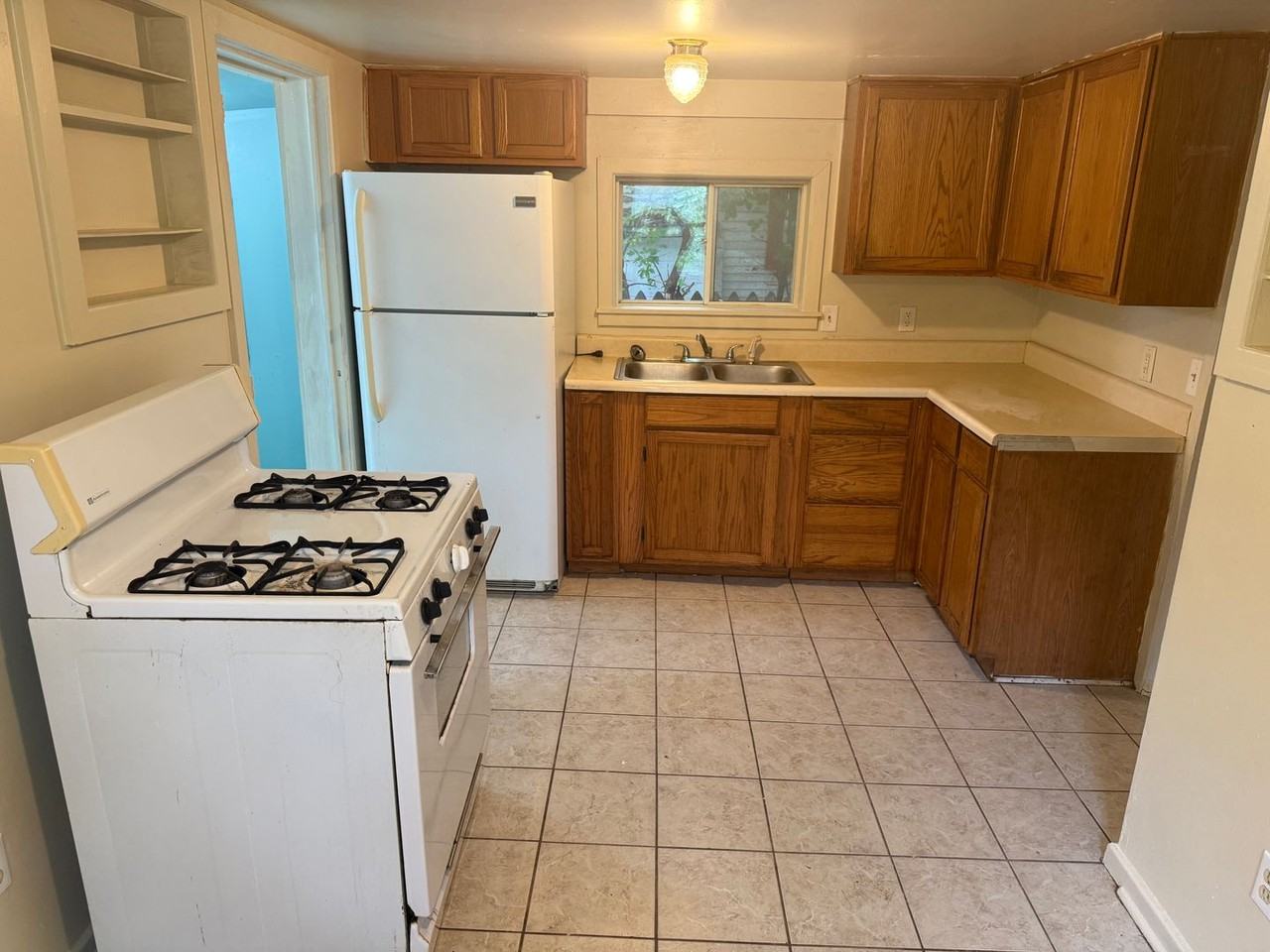 321 Denver St - Photo 2 of 12
