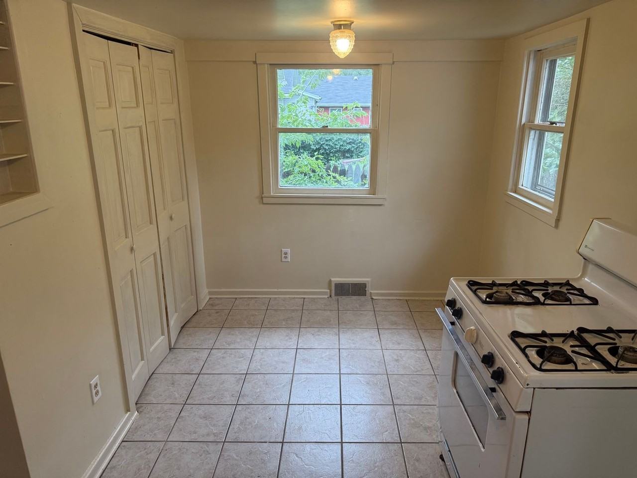 321 Denver St - Photo 3 of 12
