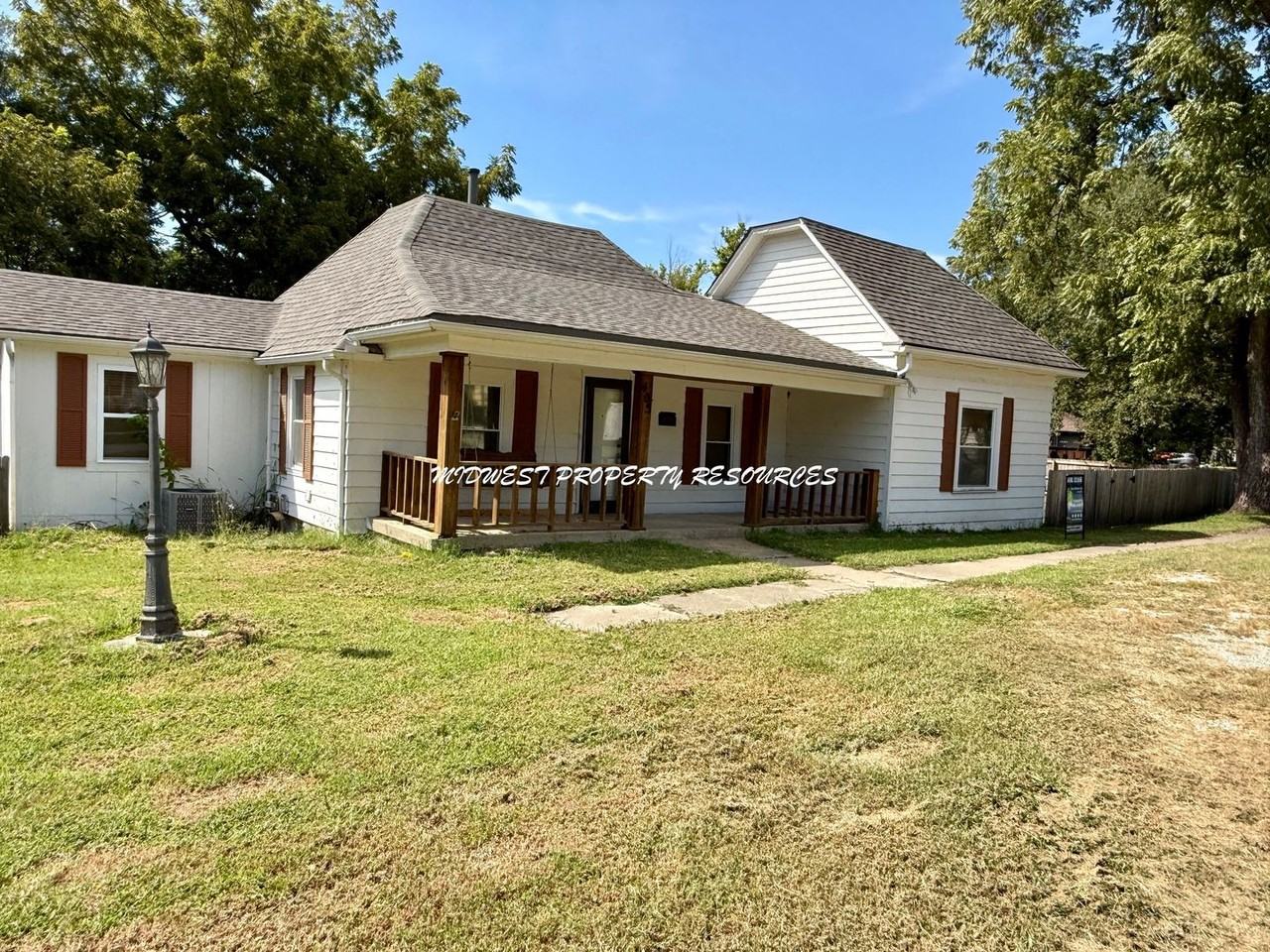 405 Benton St - Photo 2 of 24