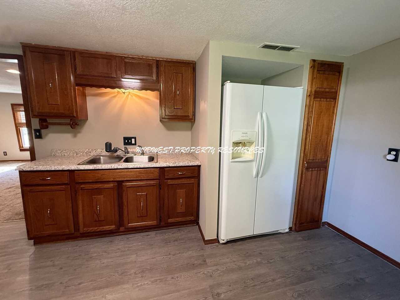 405 Benton St - Photo 3 of 24