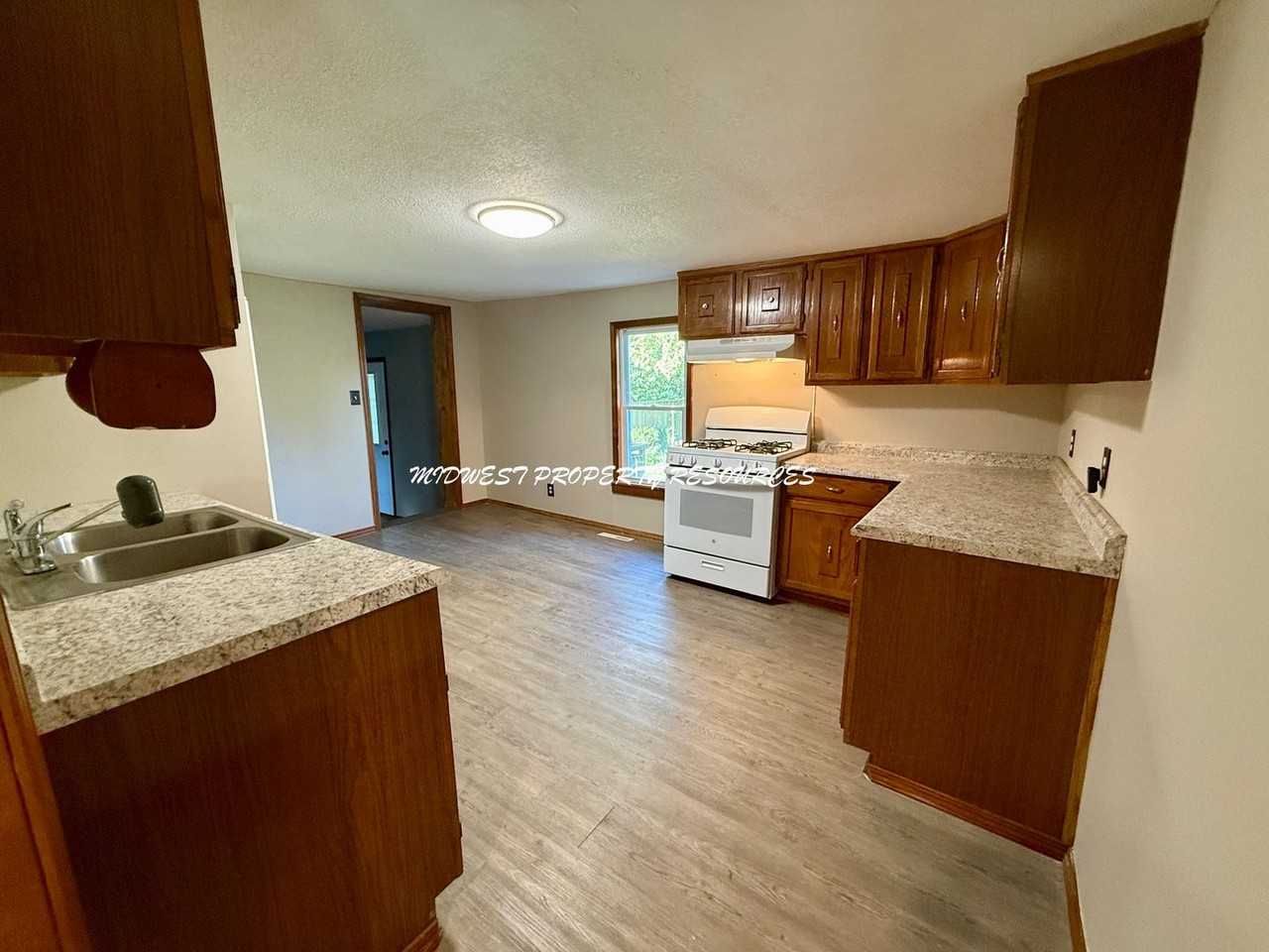 405 Benton St - Photo 4 of 24