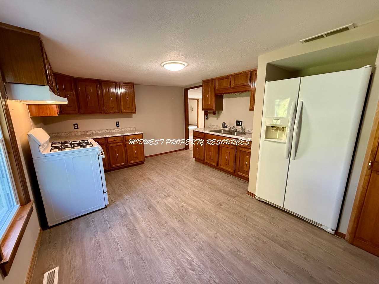 405 Benton St - Photo 5 of 24