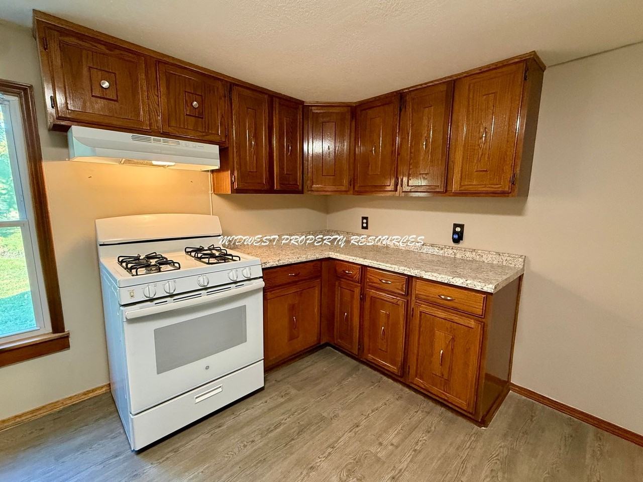 405 Benton St - Photo 6 of 24