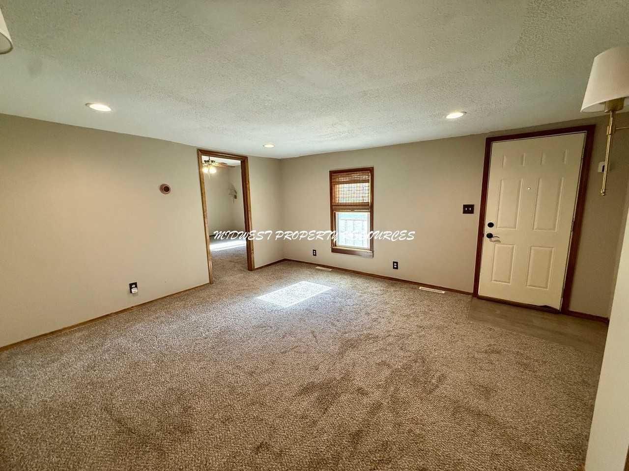405 Benton St - Photo 7 of 24