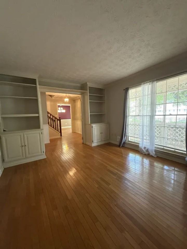 891 Providence Dr - Photo 5 of 20