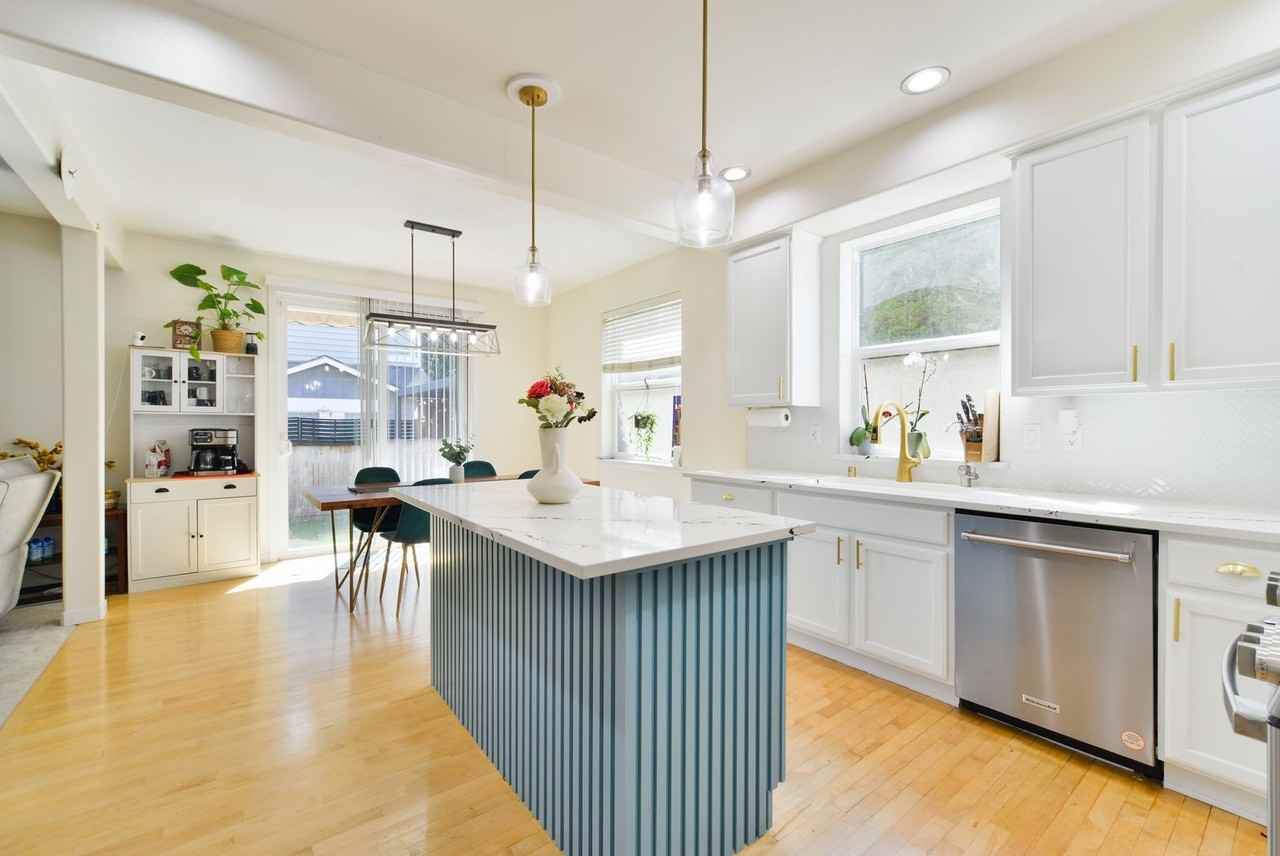 12215 Ne 105th St - Photo 7 of 35