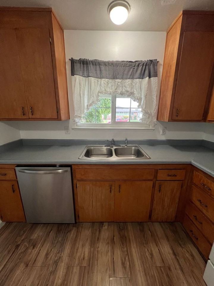 1220 S Jackson St - Photo 6 of 24