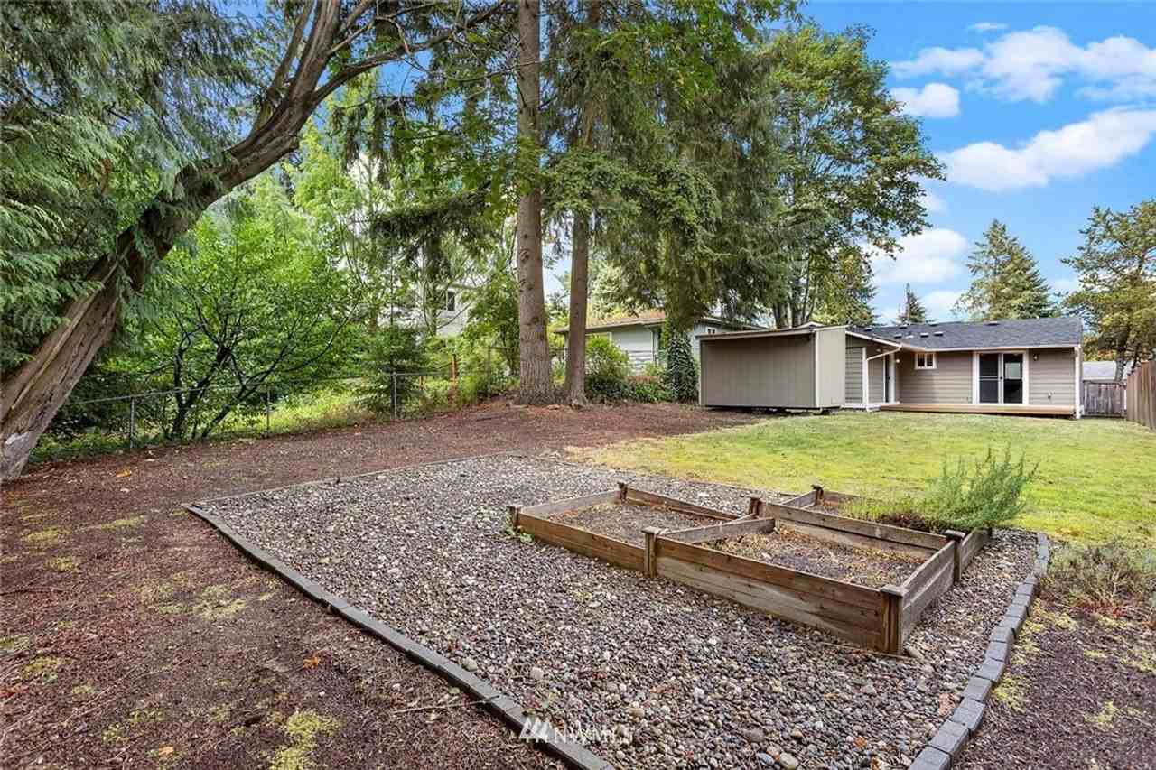 2327 Ne 86th St - Photo 5 of 16