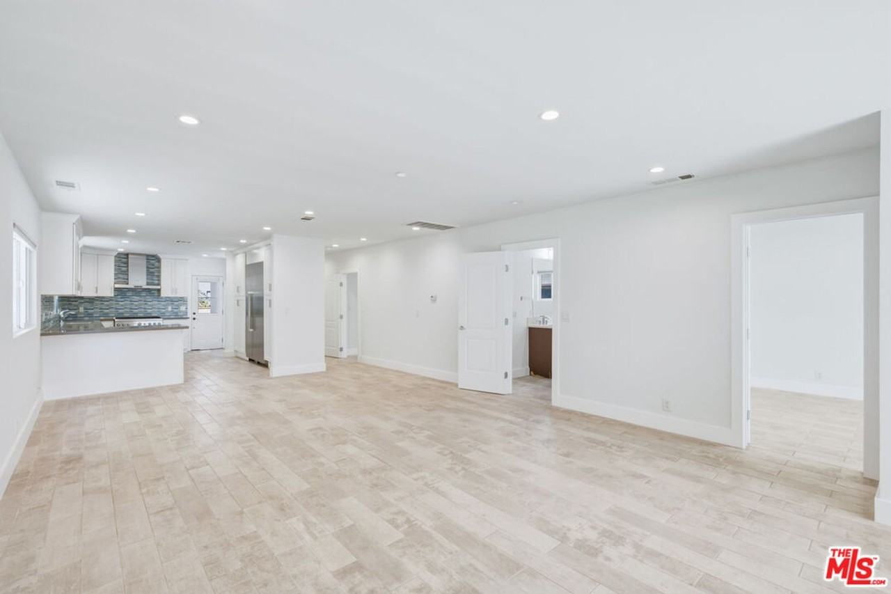 869 Warren Ave - Photo 5 of 33