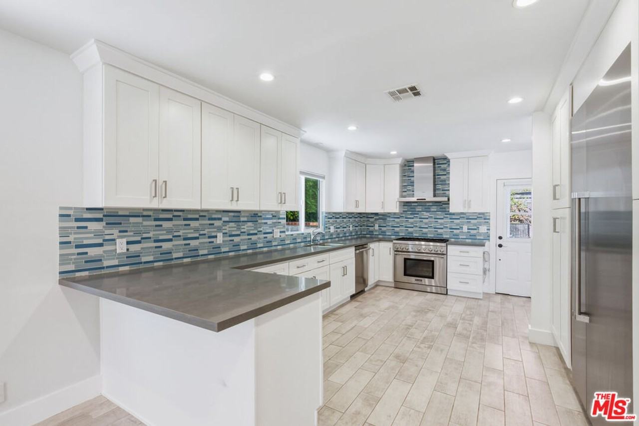 869 Warren Ave - Photo 7 of 33