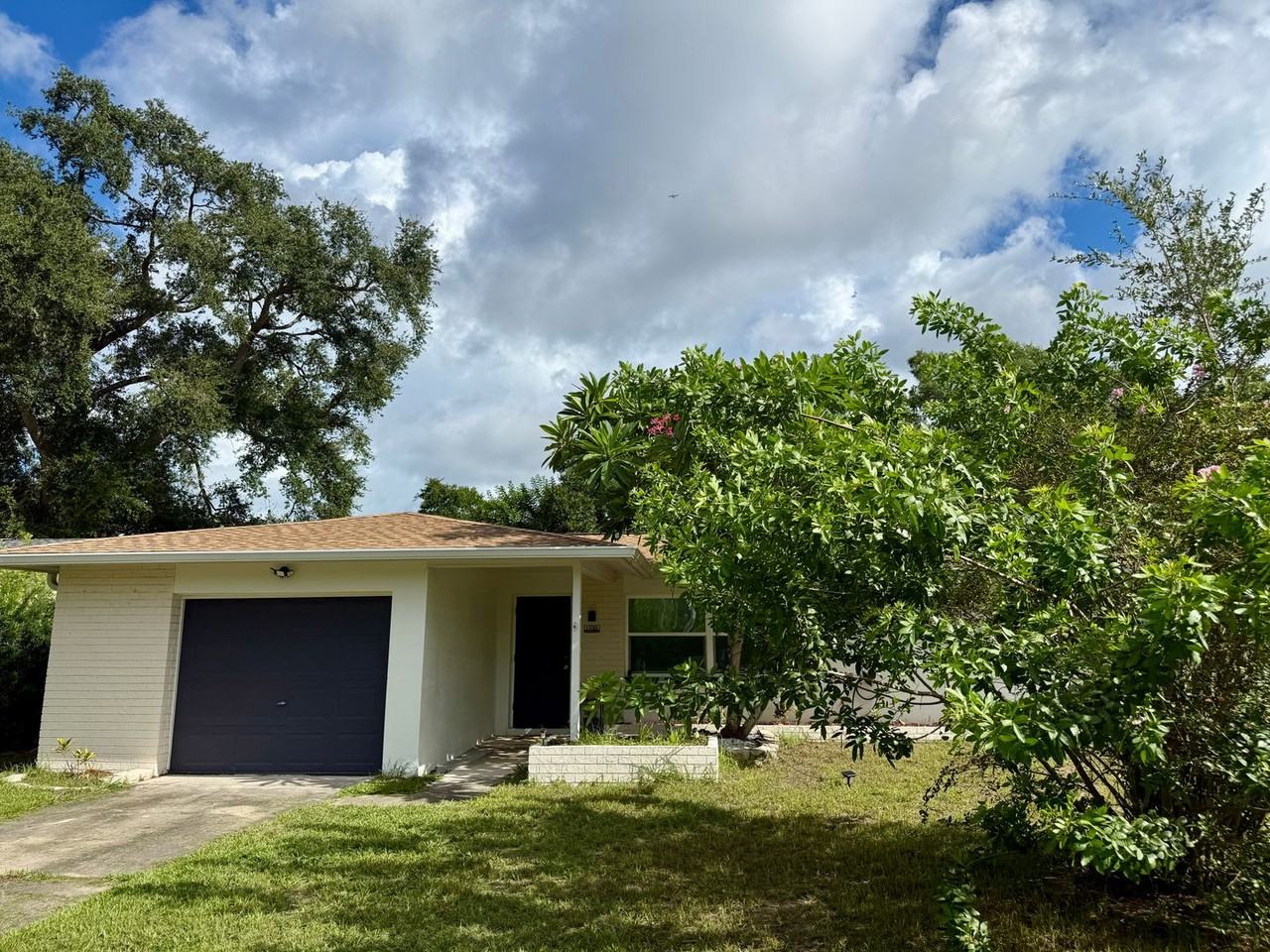 13583 Imperial Grove Dr N - Photo 2 of 26