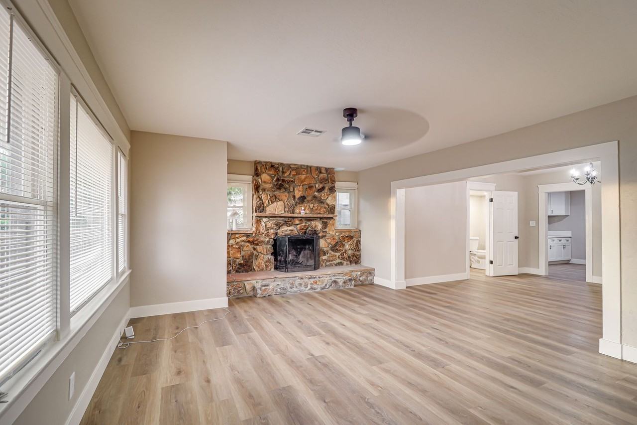 2106 E St - Photo 5 of 18