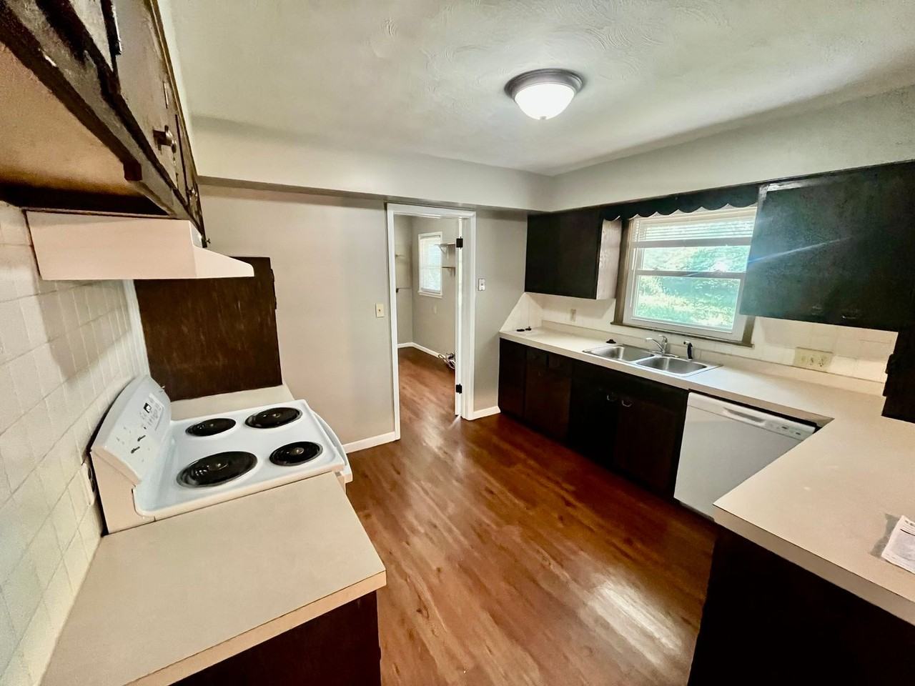 2062 E Elm St - Photo 4 of 16