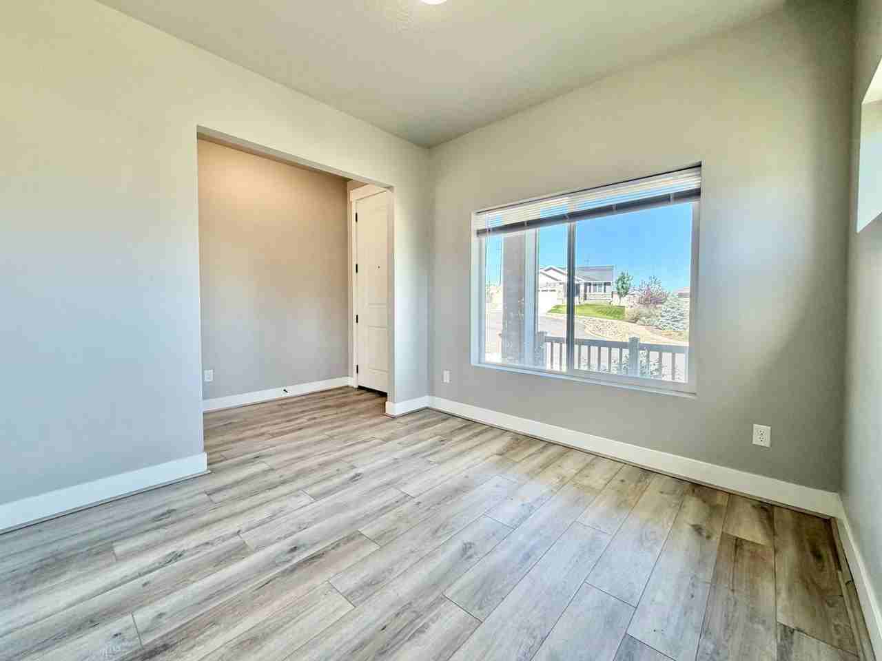 673 W Beth Cir - Photo 4 of 31