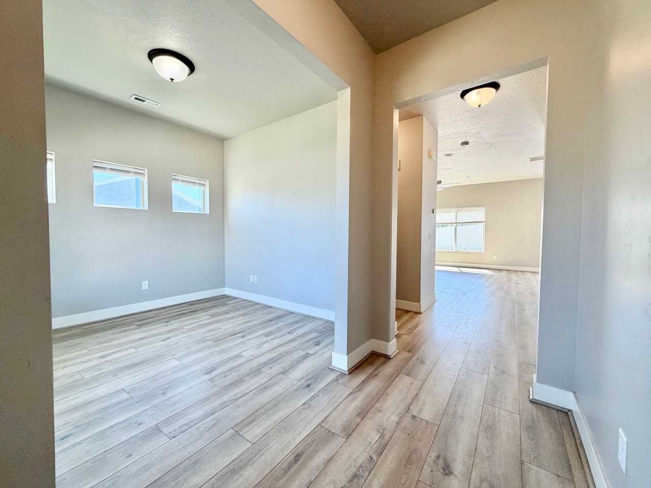 673 W Beth Cir - Photo 5 of 31