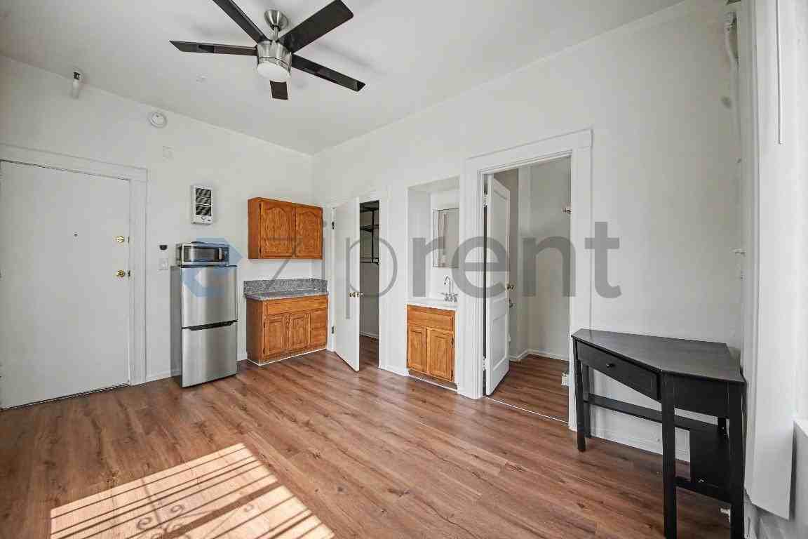 208 W 14th St #406 - Photo 2 of 8