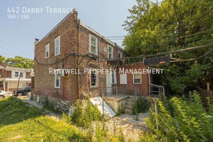 442 Darby Ter - Photo 2 of 15
