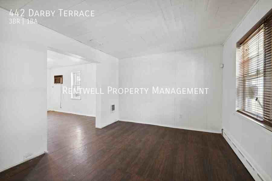 442 Darby Ter - Photo 3 of 15