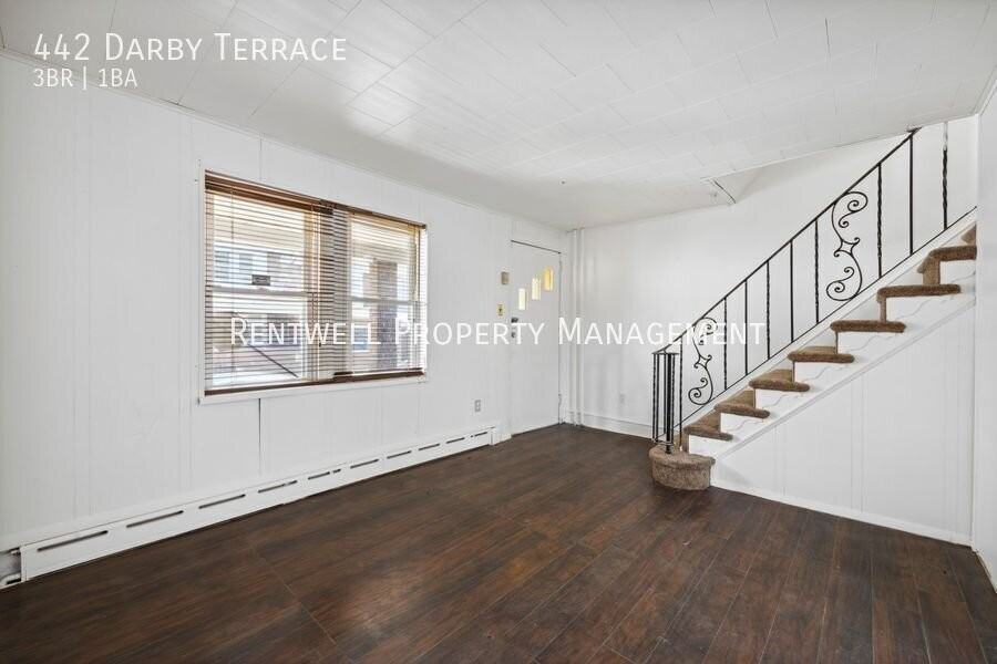 442 Darby Ter - Photo 4 of 15