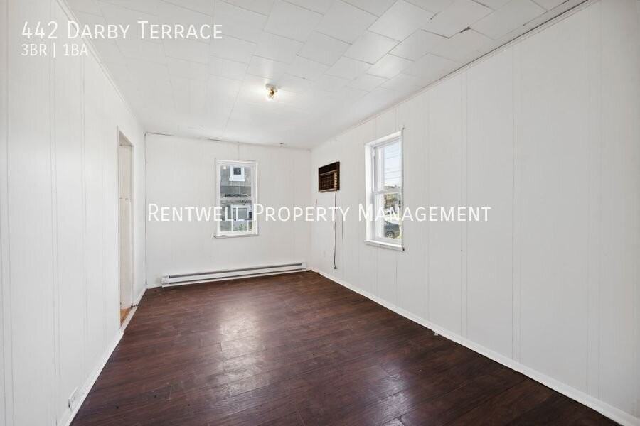 442 Darby Ter - Photo 5 of 15