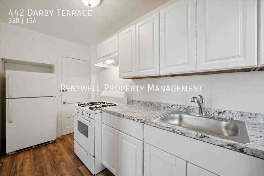 442 Darby Ter - Photo 7 of 15