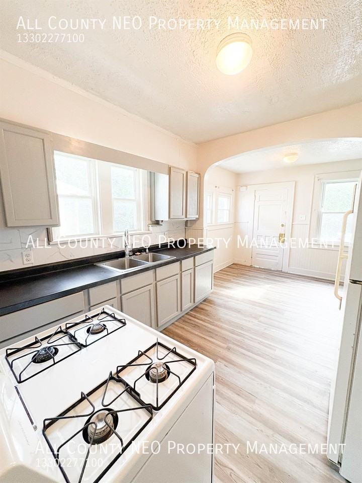 859 Brown St - Photo 2 of 10