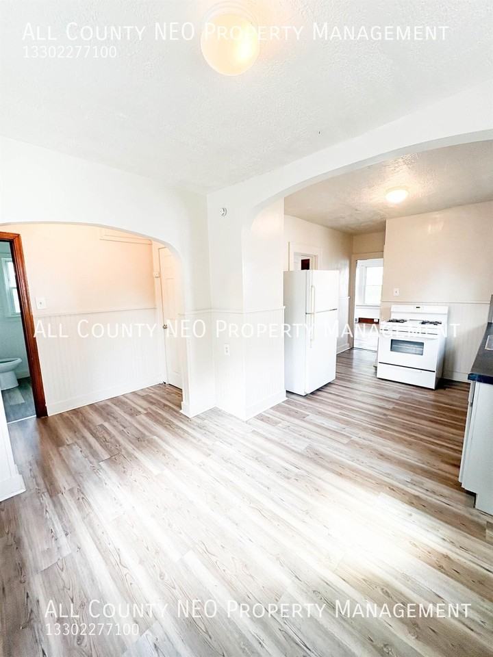 859 Brown St - Photo 3 of 10