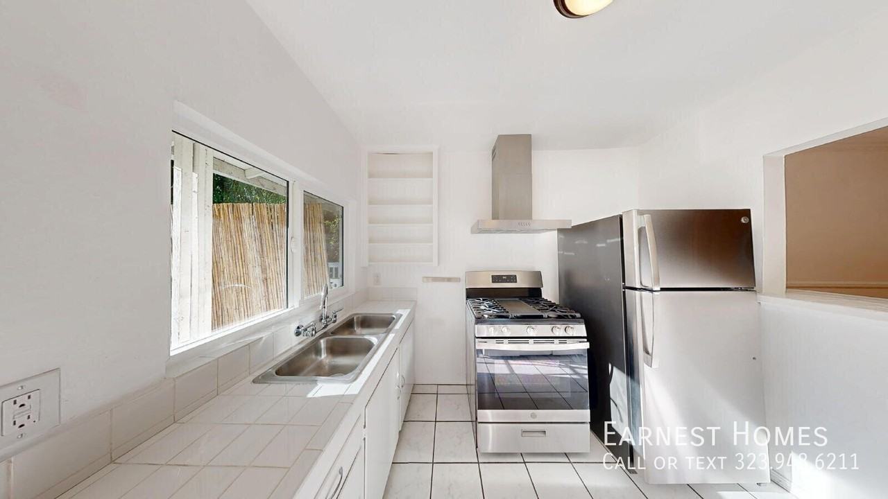 2107 Vine St - Photo 6 of 18