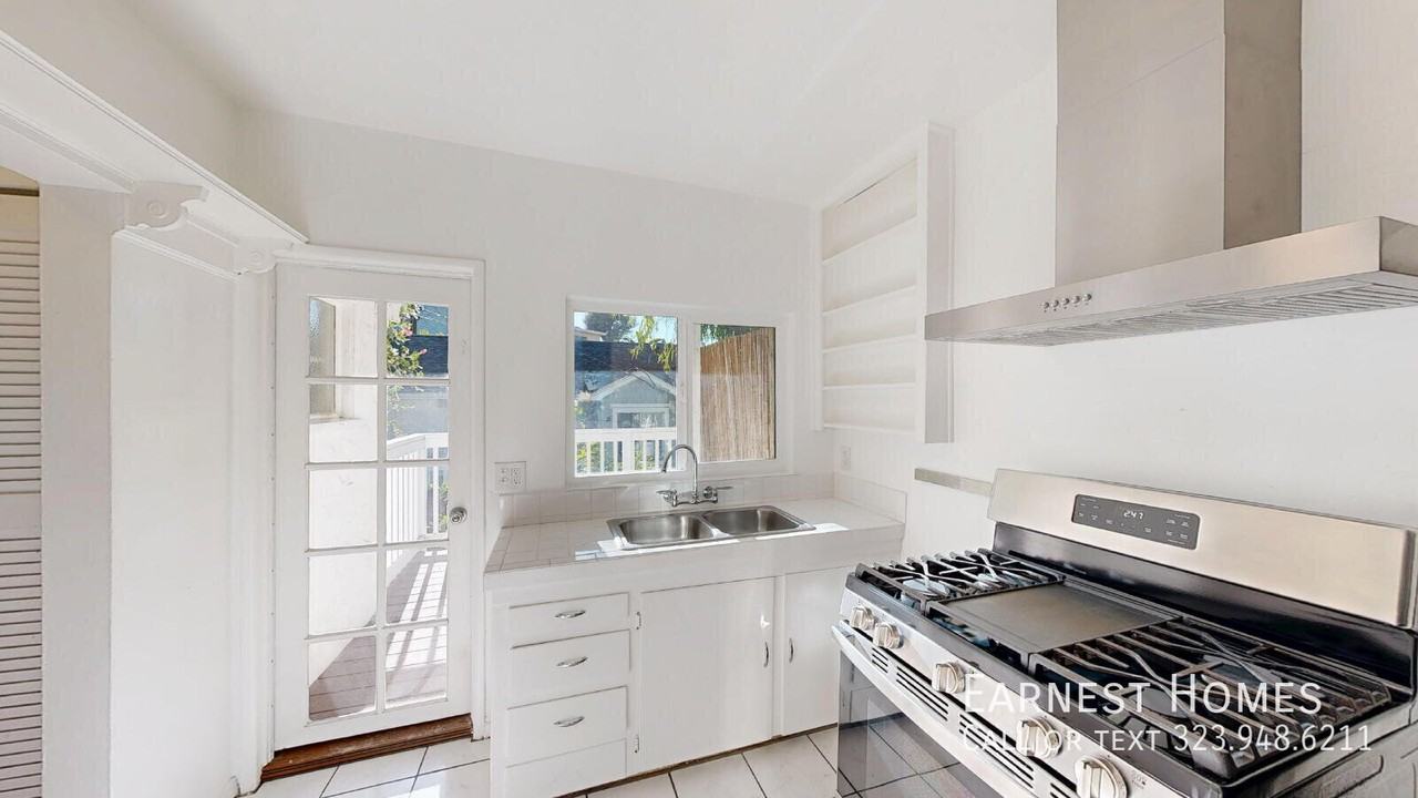 2107 Vine St - Photo 7 of 18