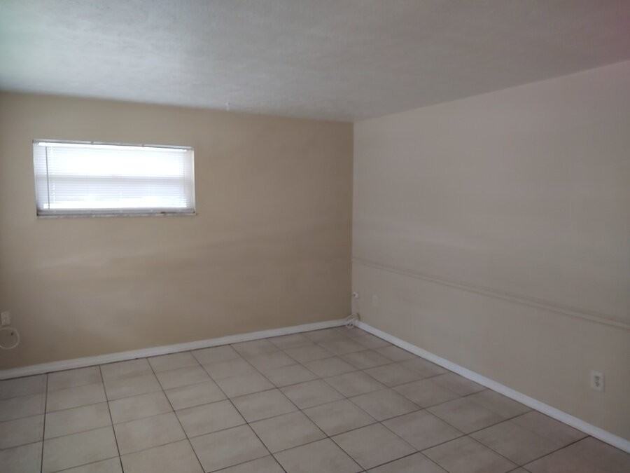 119 Lithia Pinecrest Rd Apt L #119L - Photo 2 of 11