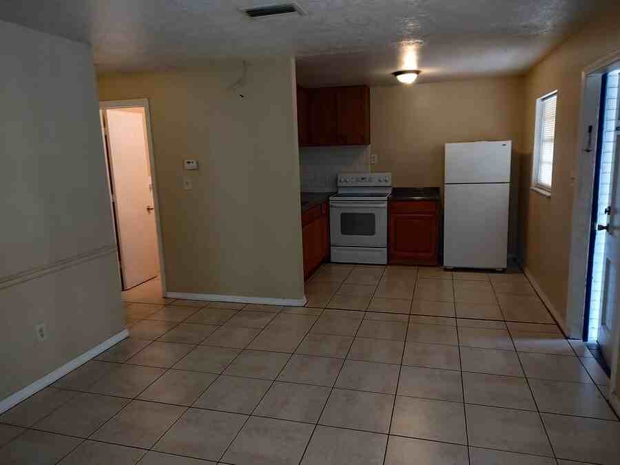 119 Lithia Pinecrest Rd Apt L #119L - Photo 3 of 11